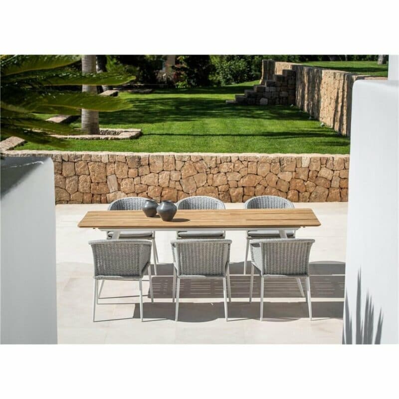 Jati&Kebon "Fortuna" Dining-Sessel, Gestell Aluminium weiß, Rope press weaving hellgrau melange, Kissen Natté Grey Chiné mit Tisch "Amazone"