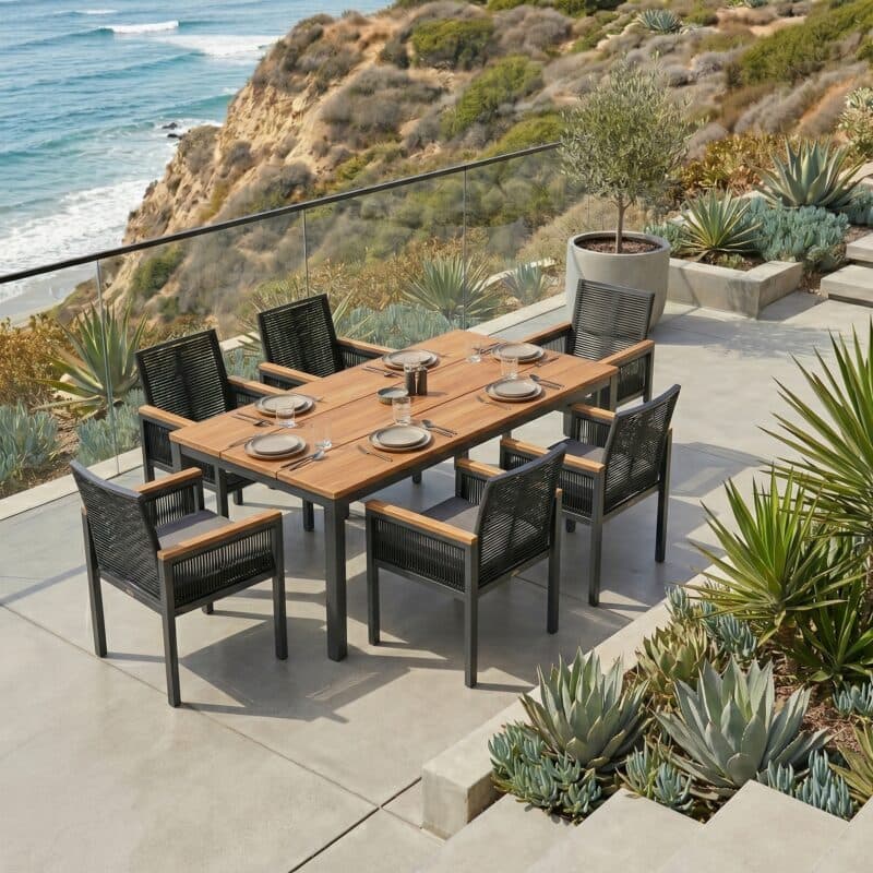 Jati&Kebon "Siara" Gartenstuhl, Gestell Aluminium anthrazit, Rope black, Armlehnen Teak, Kissen grau mit CASA DOMA "Varano" Gartentisch, Gestell Edelstahl anthrazit, Teakplatte, 160x90 cm (Bild KI-generiert)