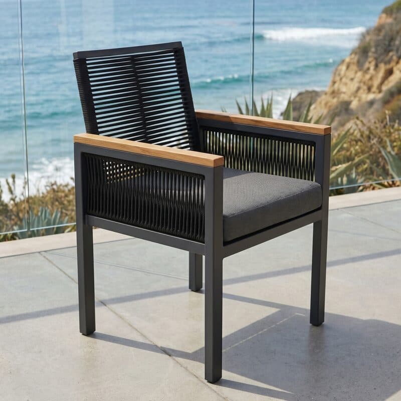 Jati&Kebon "Siara" Gartenstuhl, Gestell Aluminium anthrazit, Rope black, Armlehnen Teak, Kissen grau (Bild KI-generiert)