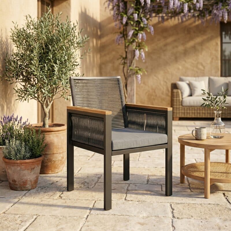 Jati&Kebon "Siara" Gartenstuhl, Gestell Aluminium anthrazit, Rope black, Armlehnen Teak, Kissen grau (Bild KI-generiert)