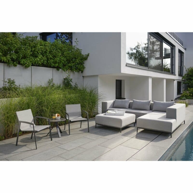 Stern Loungesessel "New Top", Aluminium anthrazit, Textilgewebe silberfarben, Armlehnen anthrazit, Beistelltisch "Freddie", Lounge "Taavi"