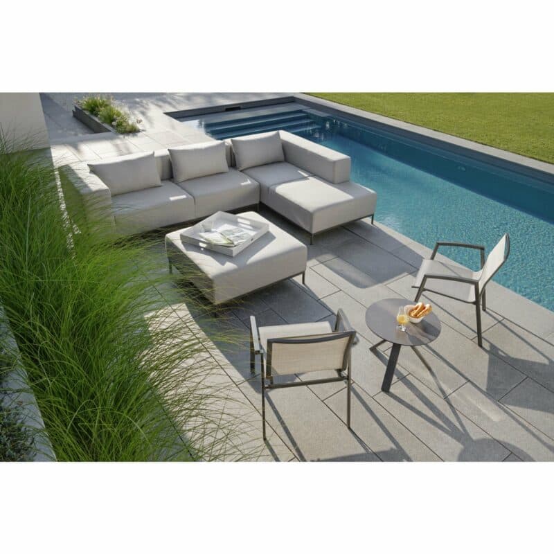 Stern Loungesessel "New Top", Aluminium anthrazit, Textilgewebe silberfarben, Armlehnen anthrazit, Beistelltisch "Freddie", Lounge "Taavi"