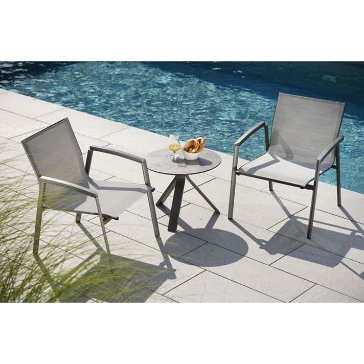 Stern Loungesessel "New Top", Gestell Aluminium anthrazit, Textilgewebe silberfarben, Armlehnen anthrazit, Beistelltisch "Freddie"