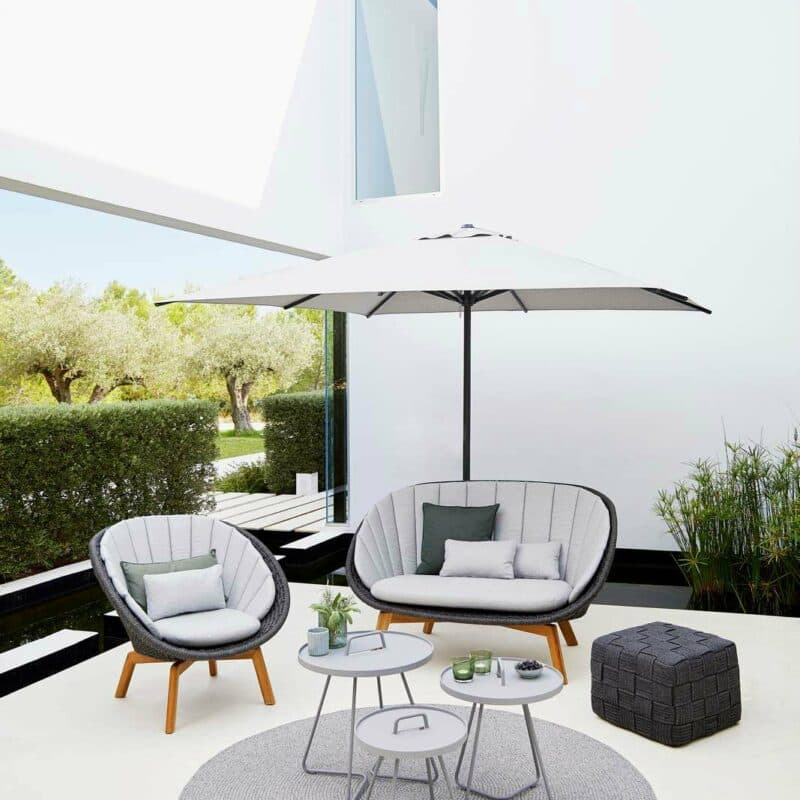 Cane-line Gartensessel und Sofa "Peacock", Gestell Teakholz, Soft Rope dunkelgrau mit Kissen hellgrau, Beistelltisch "On-the-move" und Hocker "Cube"