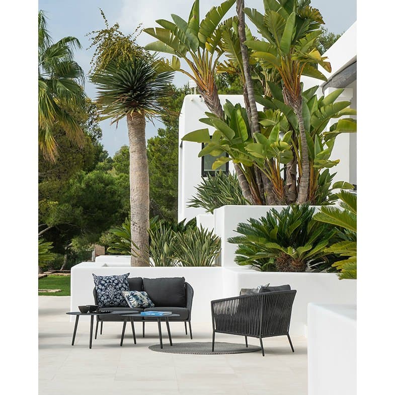 Jati&Kebon "Fortuna" 2-Sitzer Loungesofa und Sessel, Gestell Aluminium eisengrau, Bespannung Rope schwarz, Kissen Natté Sooty, Tischset "Amazone"