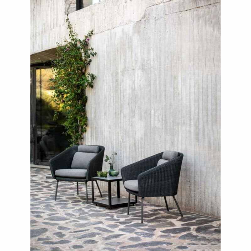 Cane-line "Mega" Diningsessel, Geflecht graphit, AirTouch Kissen grau mit Loungetisch "Level"