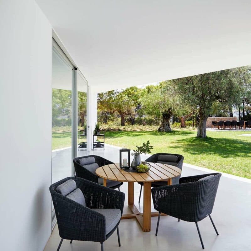 Cane-line "Mega" Diningsessel, Geflecht graphit, AirTouch Kissen grau mit Gartentisch "Endless"