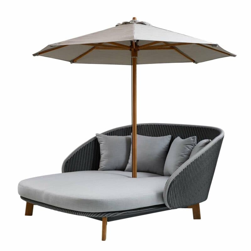 Cane-line Daybed "Peacock", Gestell Teakholz, Geflecht grau/hellgrau. Kissen hellgrau und Sonnenschirm