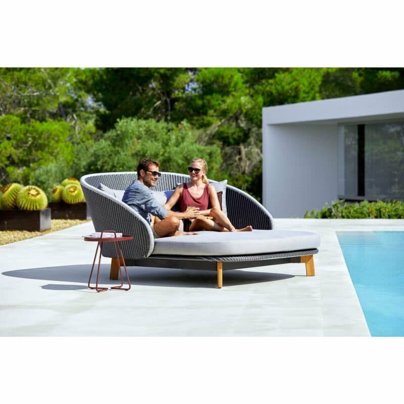 Cane-line Daybed "Peacock", Gestell Teakholz, Geflecht grau/hellgrau. Kissen hellgrau