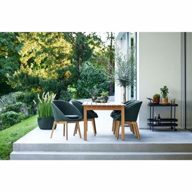 Cane-line "Peacock" Gartensessel, Gestell Teakholz, Soft Rope dunkelgrün mit Kissen dunkelgrün und Tisch "Grace"