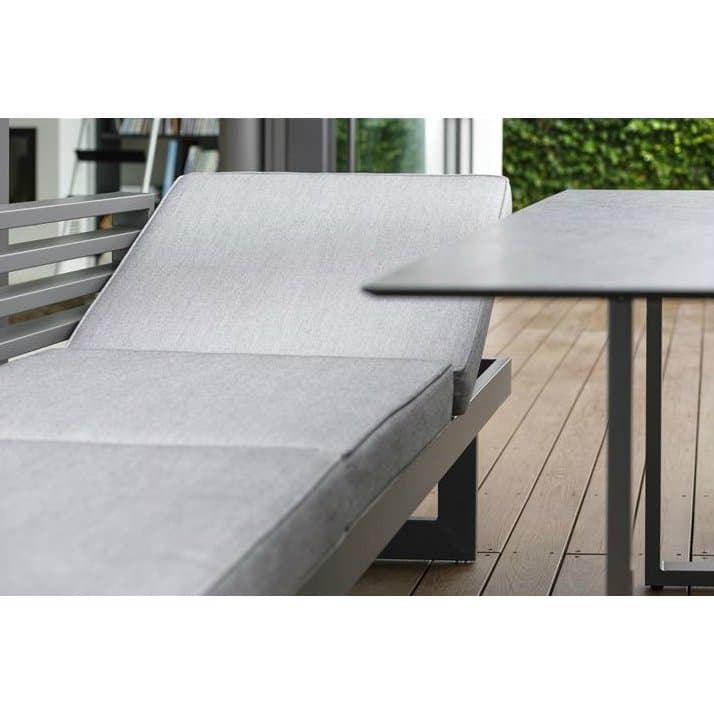Stern Dining Bank/Liege "Holly", Gestell Aluminium anthrazit, Sitzfläche Textil karbon, Kissen seidengrau