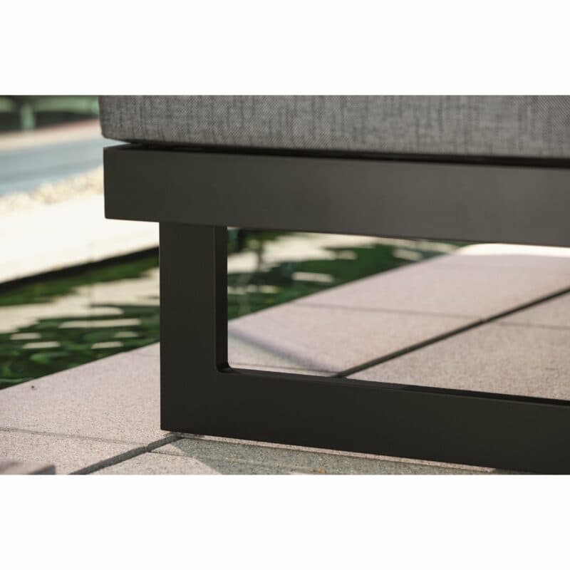 Stern Dining Bank/Lounge "New Holly", Gestell Aluminium schwarz matt, Sitzfläche Textil Leinen grau, Outdoor-Kissen (100% Polyacryl) seidenschwarz mit schnelltrocknendem Schaum