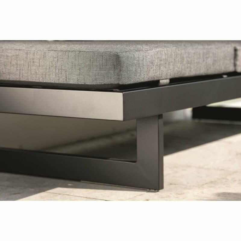 Stern Lounge/Liege "New Holly", Gestell Aluminium schwarz matt, Sitzfläche Textil Leinen grau, Outdoor-Kissen (100% Polyacryl) seidenschwarz mit schnelltrocknendem Schaum