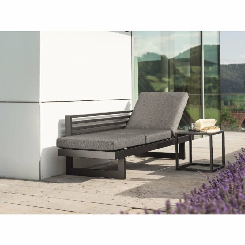 Stern Lounge/Liege "New Holly", Gestell Aluminium schwarz matt, Sitzfläche Textil Leinen grau, Outdoor-Kissen (100% Polyacryl) seidenschwarz mit schnelltrocknendem Schaum