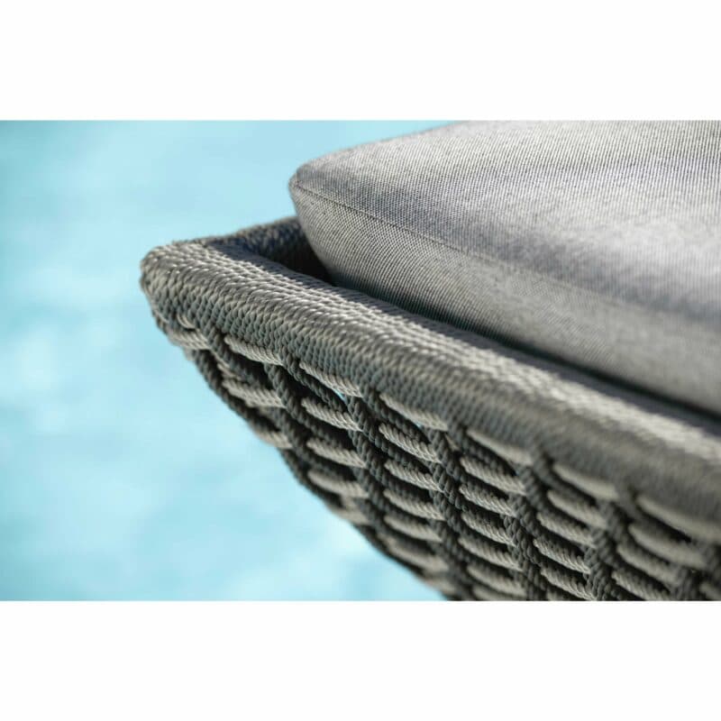 Daybed "Greta" von Stern , Gestell Aluminium anthrazit, Synthetikfaser platin inkl. Kissen seidengrau