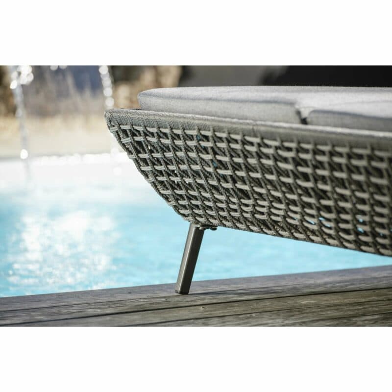 Daybed "Greta" von Stern , Gestell Aluminium anthrazit, Synthetikfaser platin inkl. Kissen seidengrau