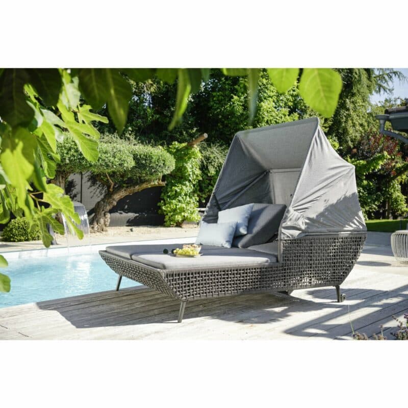 Daybed "Greta" von Stern , Gestell Aluminium anthrazit, Synthetikfaser platin inkl. Kissen seidengrau