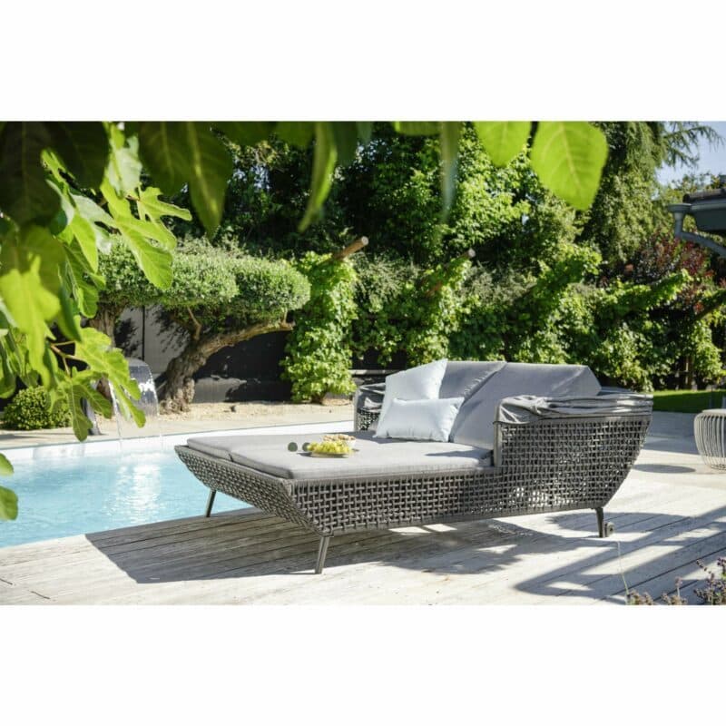 Daybed "Greta" von Stern , Gestell Aluminium anthrazit, Synthetikfaser platin inkl. Kissen seidengrau