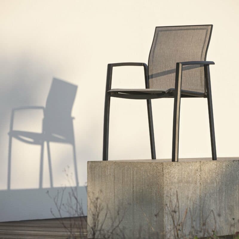 Stern "Kari" Stapelsessel, Gestell Aluminium schwarz matt, Sitzfläche Textilbespannung Leinen grau
