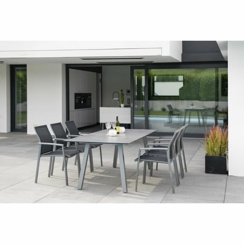 Stern Stapelsessel "Kari", Gestell Aluminium graphit, Textilgewebe silbergrau mit Tisch "Interno"