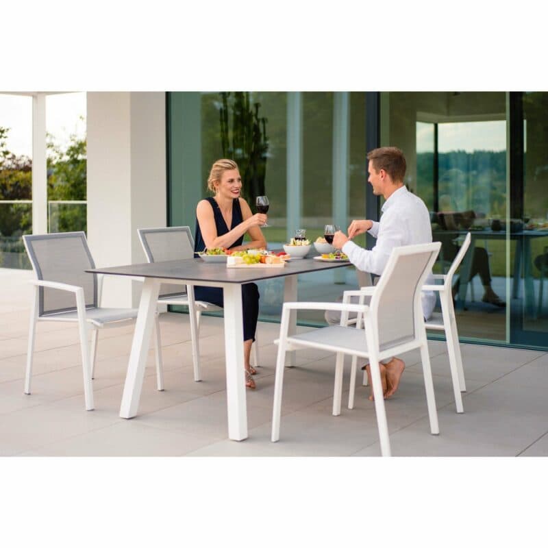 Stern Stapelsessel "Kari", Gestell Aluminium weiß, Textilgewebe silber mit Gartentisch "Interno", Gestell Aluminium weiß, Tischplatte HPL