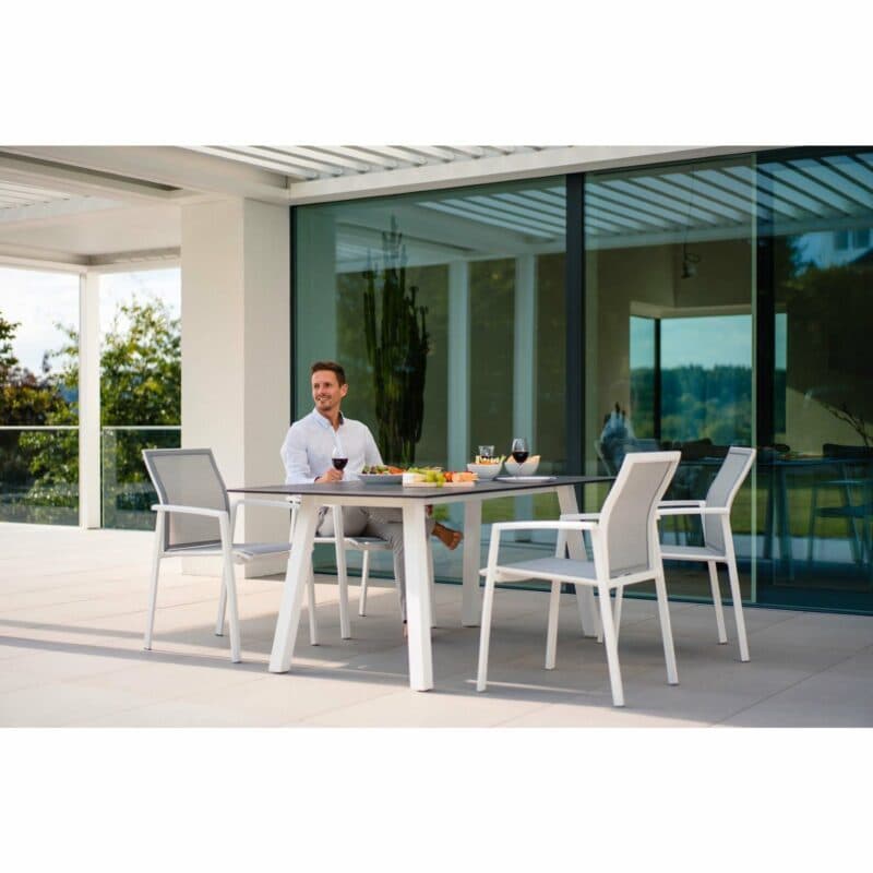 Stern Stapelsessel "Kari", Gestell Aluminium weiß, Textilgewebe silber mit Gartentisch "Interno", Gestell Aluminium weiß, Tischplatte HPL
