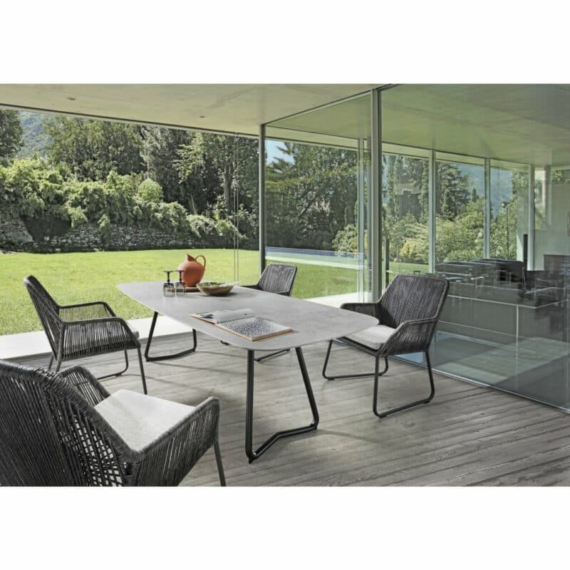 SIT Mobilia Gartentisch "Jura-Delemont", Gestell Stahl, Tischplatte Dekton Kreta, 220x100 cm, Stuhl "Allanis", Gestell Alu anthrazit, Bespannung Twisted ebony, Kissen white/grey