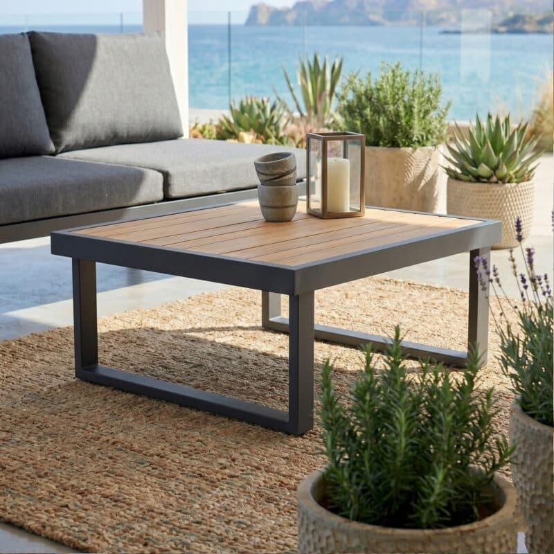 Jati&Kebon "Rao" Beistelltisch, Aluminium eisengrau, Tischplatte Teak, Größe 70x70 cm (KI-generiert)