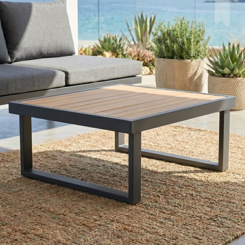 Jati&Kebon "Rao" Beistelltisch, Aluminium eisengrau, Tischplatte Teak, Größe 70x70 cm (KI-generiert)