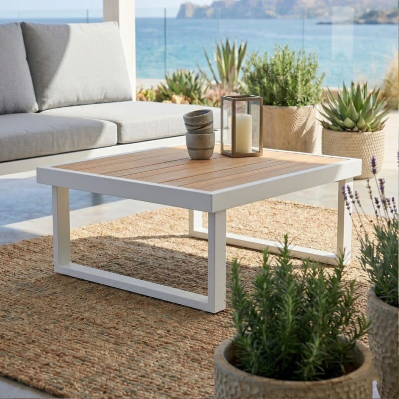 Jati&Kebon "Rao" Beistelltisch, Aluminium weiß, Tischplatte Teak, Größe 70x70 cm (Bild KI-generiert)