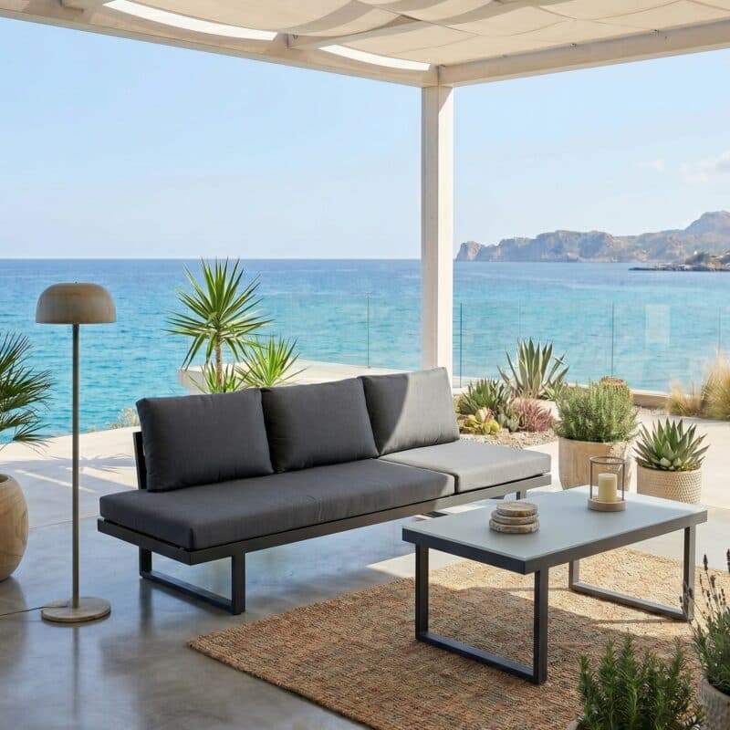 Jati&Kebon "Rao/Rao Rope" Multifunktionsliege, Gestell Aluminium eisengrau, Auflagen Natté Sooty mit "Rao" Kaffeetisch, Gestell Aluminium eisengrau, Glasplatte (Bild KI-generiert)