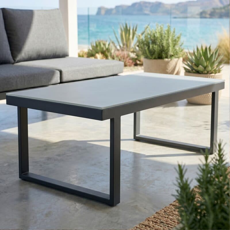 Jati&Kebon "Rao" Kaffeetisch 110x70 cm, Gestell Alu eisengrau, Tischplatte Glas hellgrau (Bild KI-generiert)