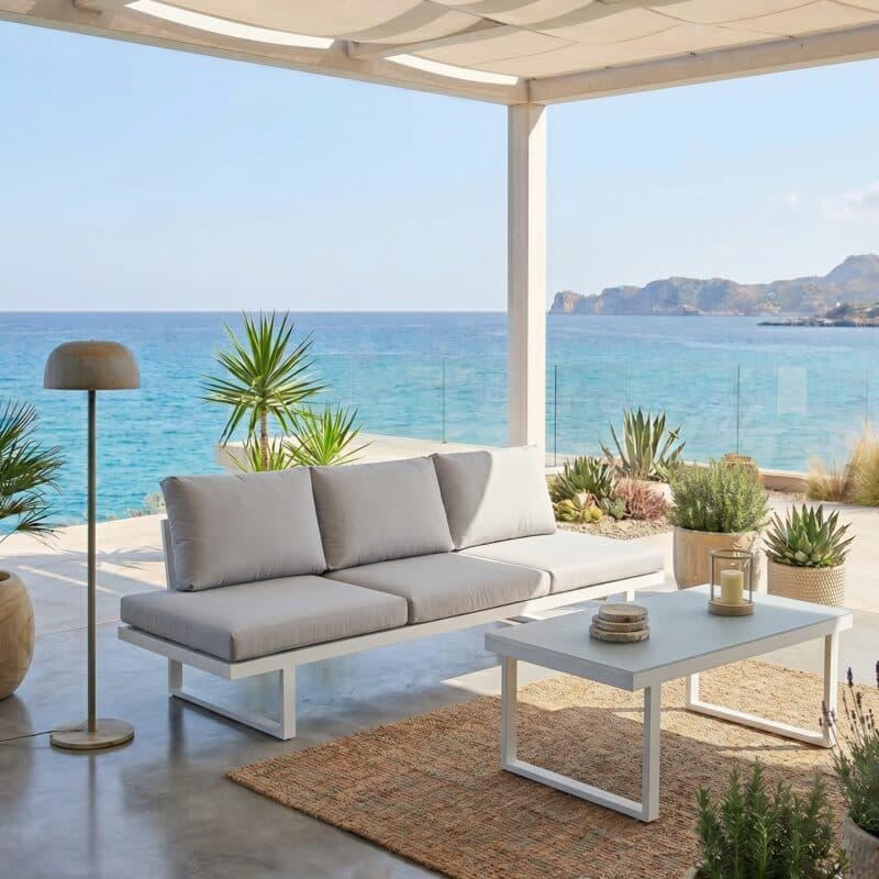Jati&Kebon "Rao" Multifunktionsliege, Gestell Aluminium weiß, Auflagen Natté Grey Chiné mit "Rao" Kaffeetisch, Gestell Aluminium weiß, Glasplatte (Bild KI-generiert)