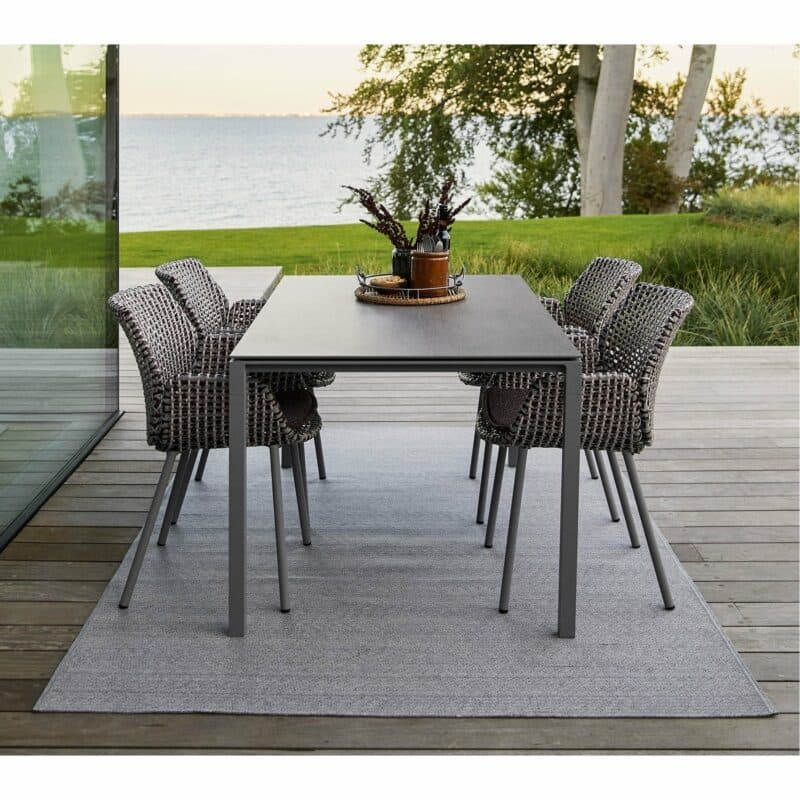 Cane-line "Vibe" Dining-Sessel, Geflecht light grey/bordeaux/dusty rose mit Gartentisch "Pure"