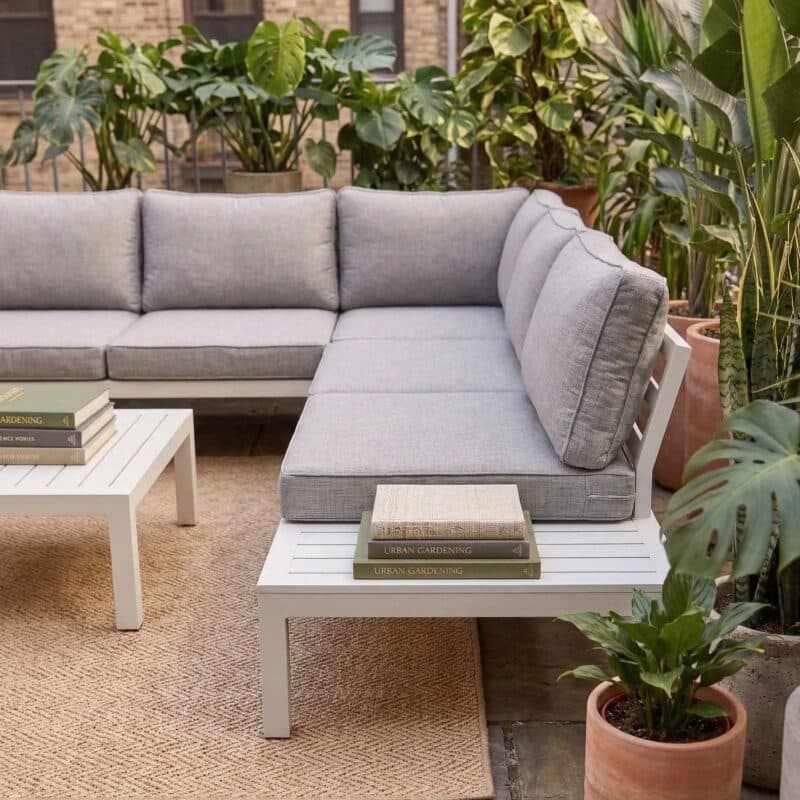 Home Islands "Laos" Loungeset, Gestell & Ablagen Aluminium weiß, Polster hellgrau (Bild KI-generiert)