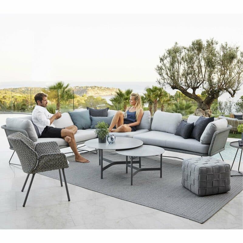 Cane-line "Horizon" Loungemodule, Cane-line Weave® hellgrau mit "Twist" Loungetisch und "Vibe" Loungesessel, "Cube" Hocker, "On-the-move" Beistelltisch