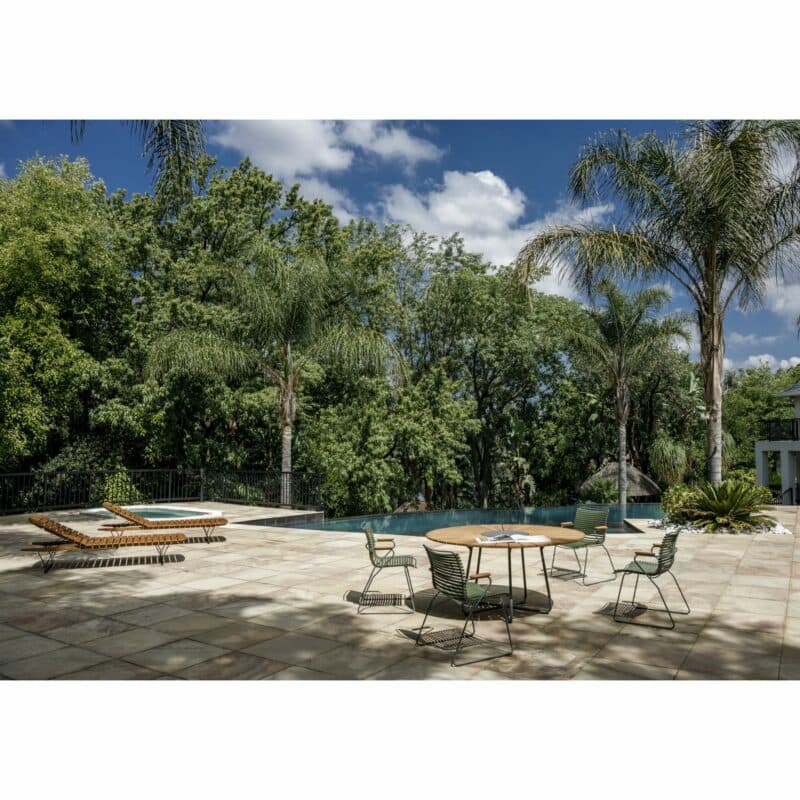 Houe Tisch "Circle" mit vier "Click" Gartenstühlen und zwei Sonnenliegen "Molo"