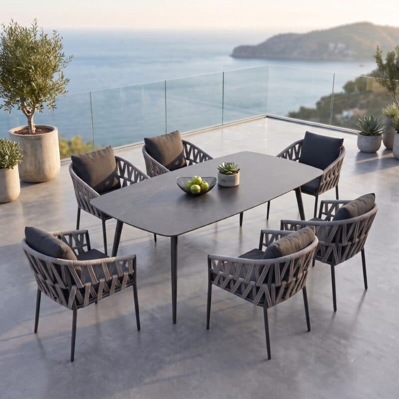 Jati&Kebon Gartenmöbel-Set mit Gartentisch "Amazone" mit Dekton-Platte und Dining-Sessel "Fortuna", Gestell Aluminium eisengrau, Rope cross weaving grau melange mit Kissen Natté Sooty (Bild KI-generiert)