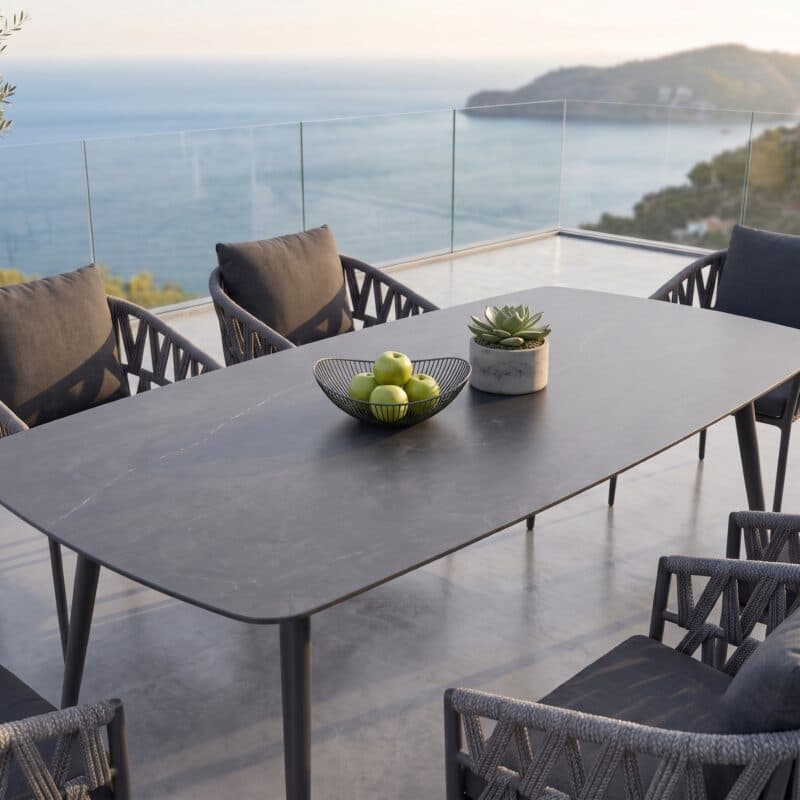 Jati&Kebon Gartenmöbel-Set mit Gartentisch "Amazone" mit Dekton-Platte und Dining-Sessel "Fortuna", Gestell Aluminium eisengrau, Rope cross weaving grau melange mit Kissen Natté Sooty (Bild KI-generiert)