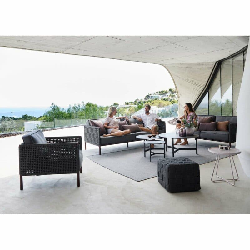 Cane-line "Encore" Loungegruppe, Gestell Alu bordeaux, Soft Rope dark grey, AirTouch Kissen grey mit "Twist" Loungetisch, "On-the-move" Beistelltisch, "Cube" Hocker