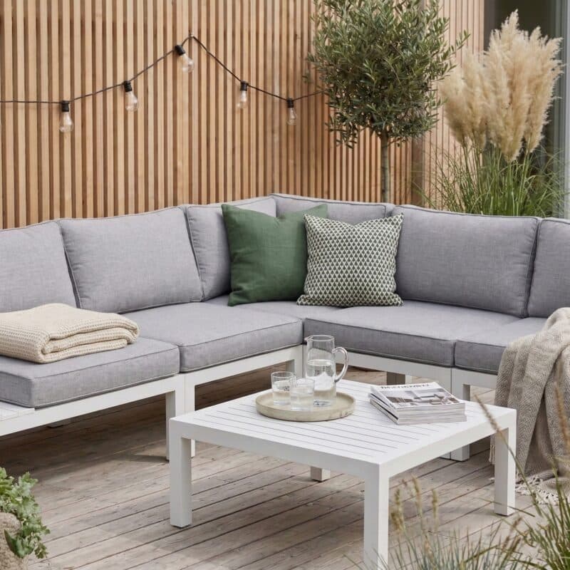 Home Islands "Laos modular" Loungeset, Gestell & Ablagen Aluminium weiß, Polster hellgrau (Bild KI-generiert)