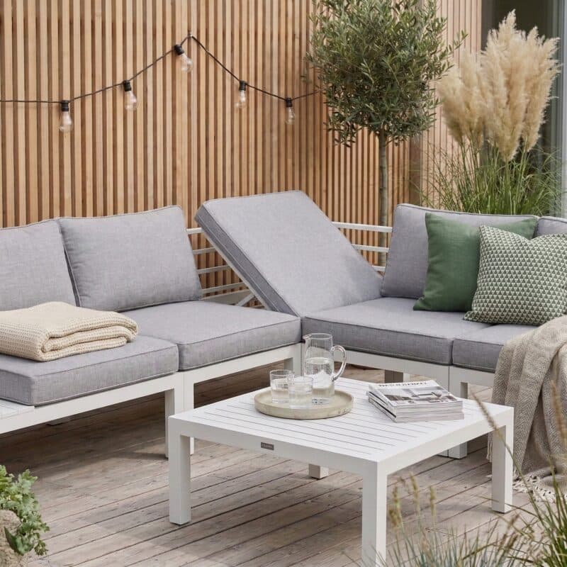 Home Islands "Laos modular" Loungeset, Gestell & Ablagen Aluminium weiß, Polster hellgrau, Eckteil verstellbar (Bild KI-generiert)