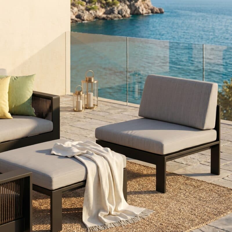 Jati&Kebon "Miray" Loungeserie, Mittelteil/1-Sitzer mit Hocker, Aluminium eisengrau, Rope schwarz, Kissen hellgrau (Bild KI-generiert)