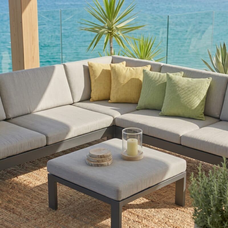 Jati&Kebon "Miray" Eck-Loungeset inkl. Hocker, Aluminium eisengrau, Rope schwarz, Kissen hellgrau (Bild KI-generiert)