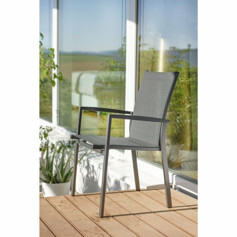 Stapelsessel "New Levanto" von Stern, Gestell Aluminium anthrazit, Textilgewebe karbon, Armlehnen anthrazit