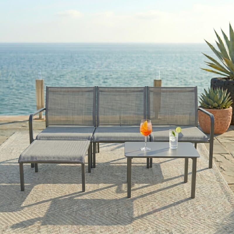 Jati&Kebon "Dransy" Loungeset 4-tlg. plus Loungetisch, Aluminium eisengrau, Textilgewebe silbergrau (Bild KI-generiert)