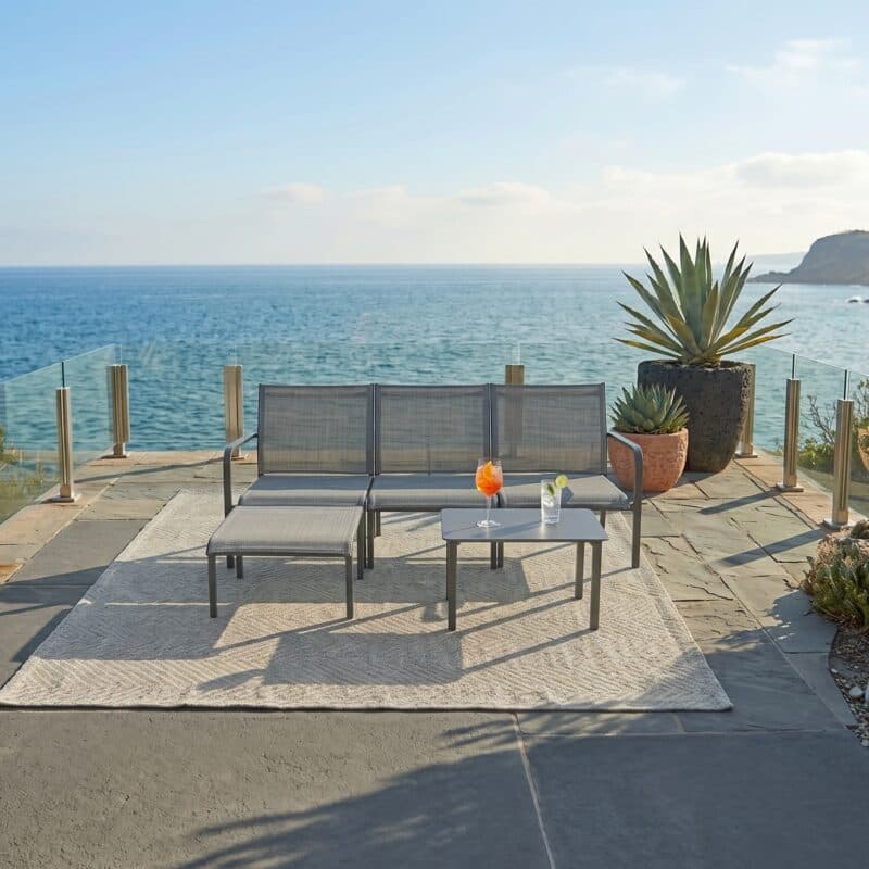 Jati&Kebon "Dransy" Loungeset 4-tlg. plus Loungetisch, Aluminium eisengrau, Textilgewebe silbergrau (Bild KI-generiert)