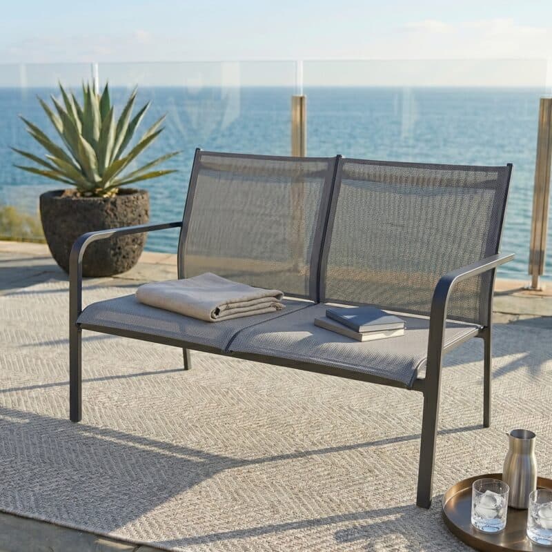 Jati&Kebon "Dransy" Loungesofa, Aluminium eisengrau, Textilgewebe silbergrau (Bild KI-generiert)