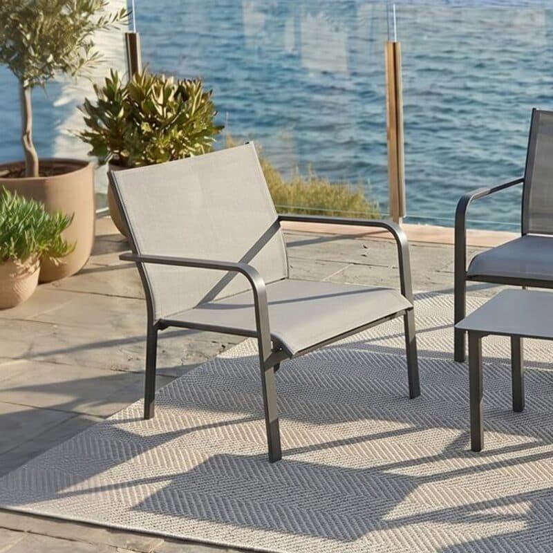 Jati&Kebon "Dransy" Loungesessel, Aluminium eisengrau, Textilgewebe silbergrau (Bild KI-generiert)