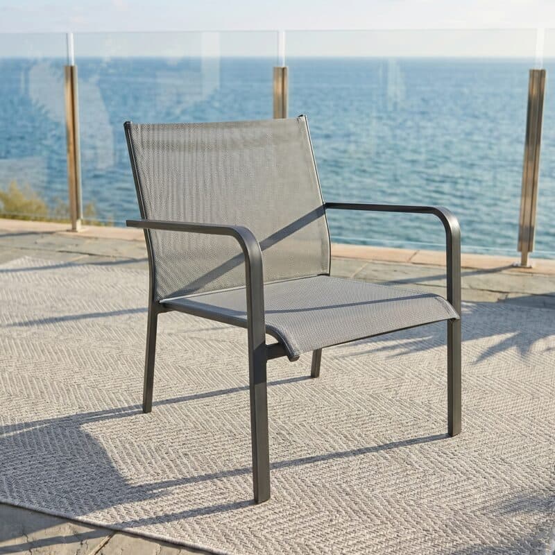 Jati&Kebon "Dransy" Loungesessel, Aluminium eisengrau, Textilgewebe silbergrau (Bild KI-generiert)